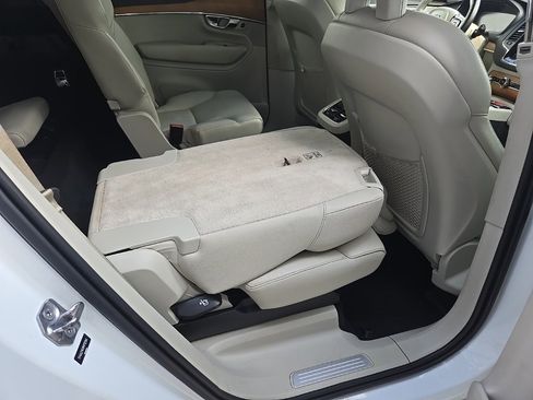 Used 2021 Volvo XC90 T6 Momentum image 91