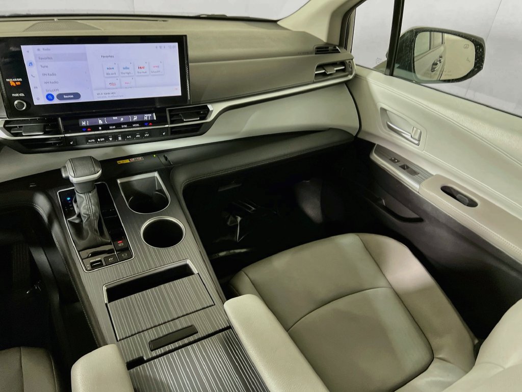 Certified 2025 Toyota Sienna XLE FWD image 21