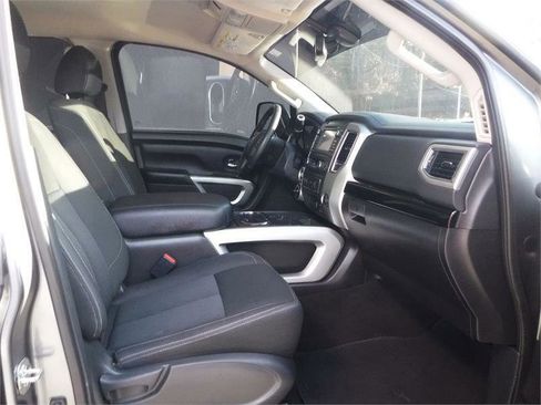 Used 2018 Nissan Titan SV w/ SV Convenience Package image 4