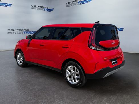 Used 2024 Kia Soul LX w/ Option Group 015 FWD image 7