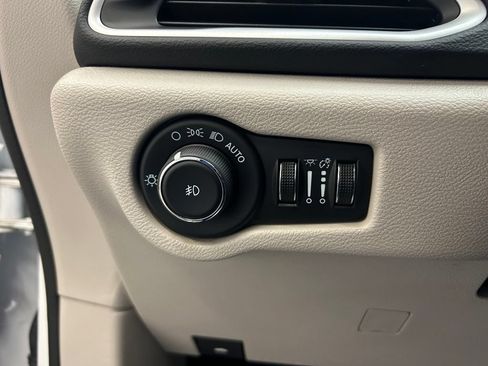 Used 2024 Chrysler Pacifica Touring-L FWD image 22