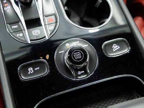 Used 2022 Bentley Bentayga AWD/4WD image 37