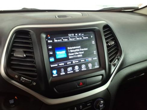 Used 2018 Jeep Cherokee Latitude Plus w/ Cold Weather Group AWD/4WD image 21