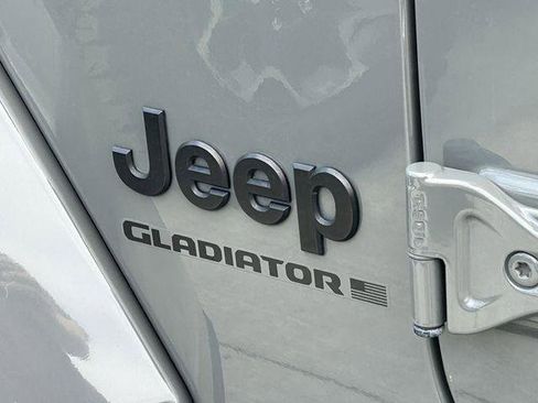 Certified 2023 Jeep Gladiator Overland AWD/4WD image 3