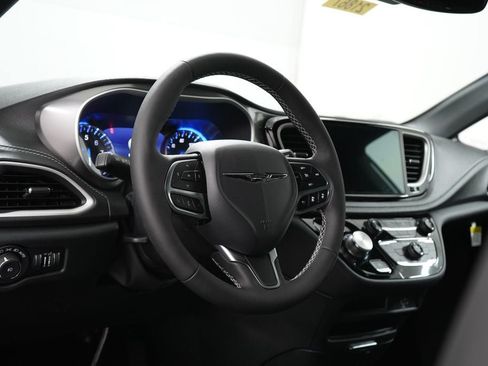 New 2026 Chrysler Pacifica Select FWD image 16