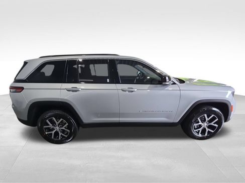 Used 2025 Jeep Grand Cherokee Limited w/ Trailer Tow Package AWD/4WD image 11