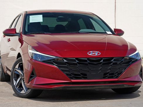 Used 2023 Hyundai Elantra SEL w/ Convenience Package image 2