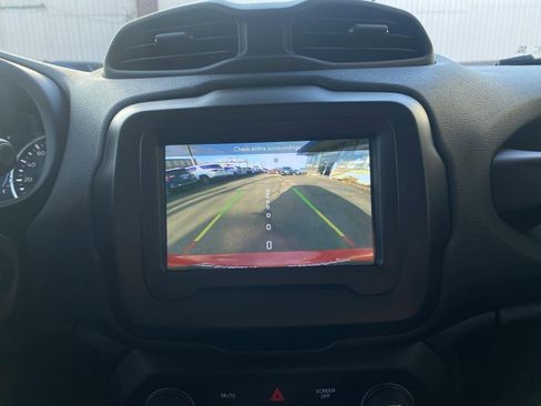 Used 2019 Jeep Renegade Latitude w/ Cold Weather Group image 6