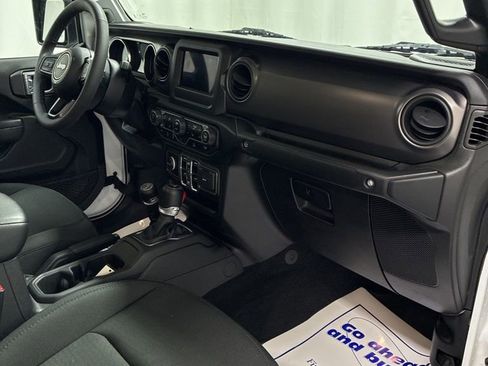 Used 2023 Jeep Gladiator Willys AWD/4WD image 29