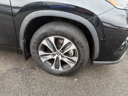 Used 2022 Toyota Highlander XLE image 4