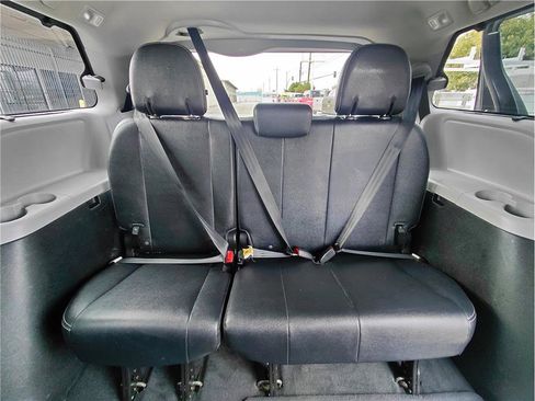 Used 2017 Toyota Sienna SE image 10