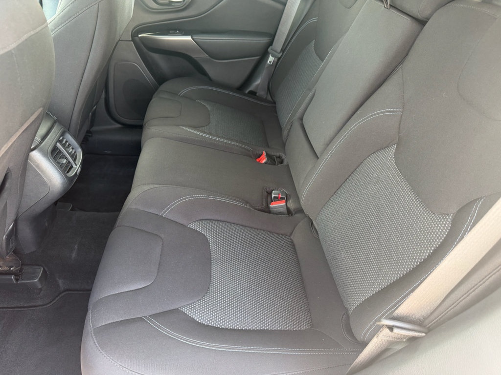 Used 2020 Jeep Cherokee Latitude AWD/4WD image 22