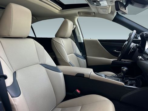 Used 2021 Lexus ES 300h w/ Accessory Package FWD image 26
