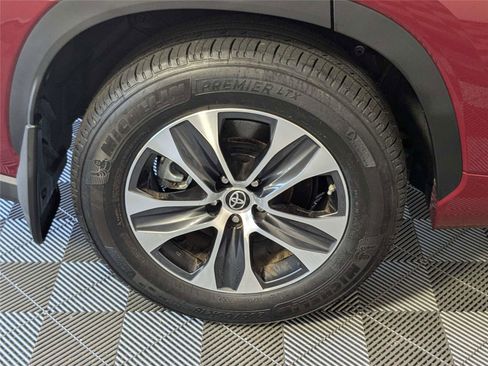 Used 2023 Toyota Highlander XLE FWD image 7