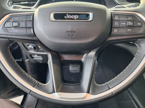 Used 2025 Jeep Grand Cherokee Laredo X image 28