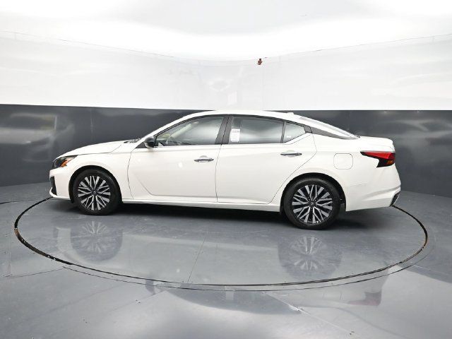 Used 2025 Nissan Altima 2.5 SV FWD image 4