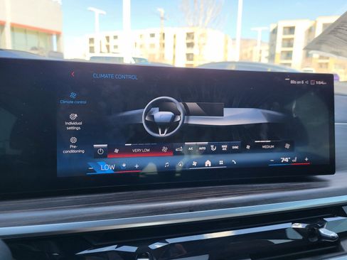 Used 2025 BMW X7 M60i image 16