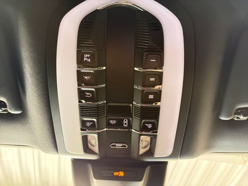 Used 2023 Porsche Macan S AWD/4WD image 41