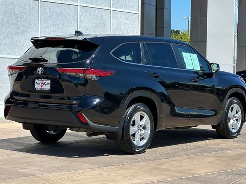 Used 2023 Toyota Highlander LE FWD image 4