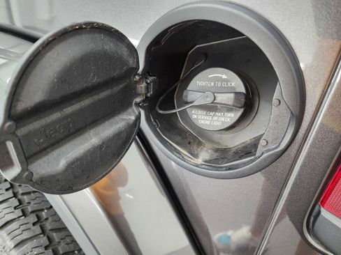 Used 2018 Jeep Wrangler Unlimited Sahara image 28