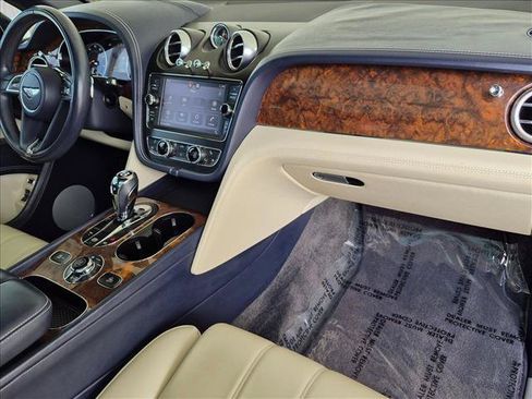 Used 2019 Bentley Bentayga AWD/4WD image 24