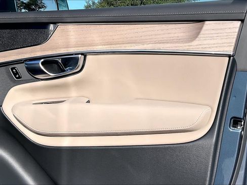 New 2026 Volvo XC90 B6 Plus w/ Protection Package Premier image 31