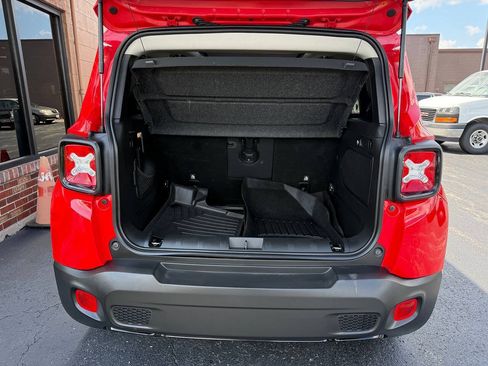 Used 2019 Jeep Renegade Altitude w/ UConnect 8.4 Nav Group FWD image 22