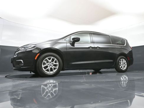 Used 2023 Chrysler Pacifica Touring-L FWD image 45
