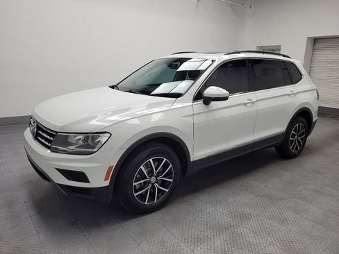 Used 2021 Volkswagen Tiguan SE w/ Panoramic Sunroof Package image 2