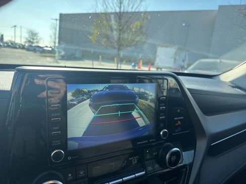 Used 2022 Toyota Highlander LE image 12