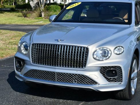 Used 2023 Bentley Bentayga Extended Wheelbase AWD/4WD image 43