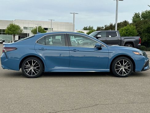 Used 2024 Toyota Camry SE image 3