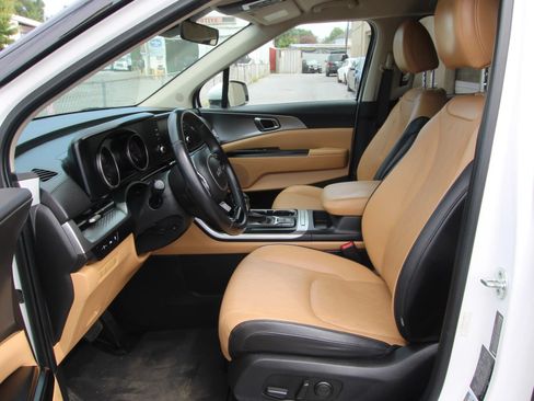 Used 2023 Kia Carnival LX FWD image 9