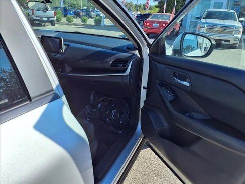 Used 2024 Nissan Rogue SV image 24