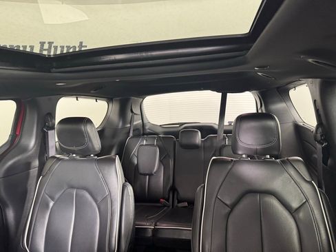 Used 2025 Chrysler Pacifica Limited image 5