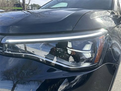 New 2026 Volkswagen Taos SE image 9