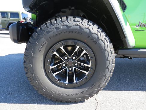New 2025 Jeep Wrangler Unlimited Rubicon w/ XTREMEE 35" Tire Package image 13