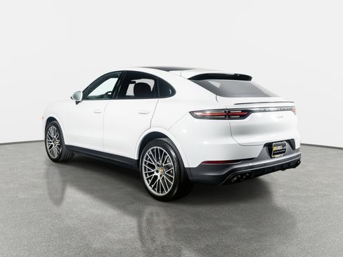 Used 2023 Porsche Cayenne Platinum Edition image 13