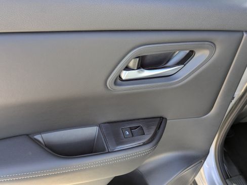 Used 2025 Nissan Rogue SV FWD image 8