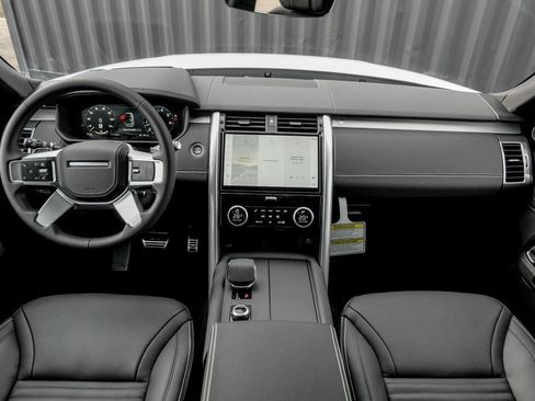 Used 2025 Land Rover Discovery Dynamic SE image 19