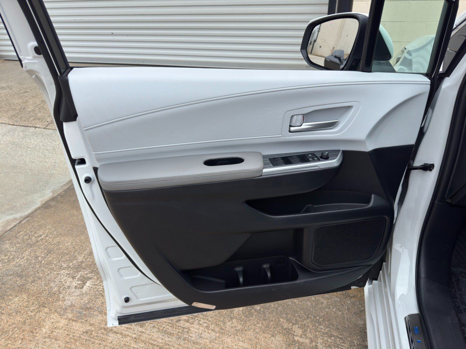 Used 2026 Toyota Sienna XLE FWD image 48