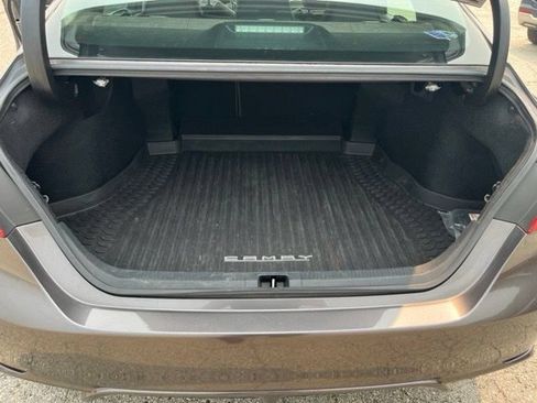 Used 2018 Toyota Camry SE w/ Moonroof Package FWD image 13