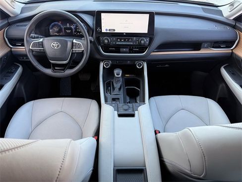 Used 2025 Toyota Grand Highlander AWD image 11