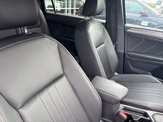 Used 2023 Volkswagen Tiguan SE R-Line FWD image 11