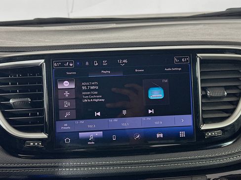 Used 2024 Chrysler Pacifica Touring-L image 21