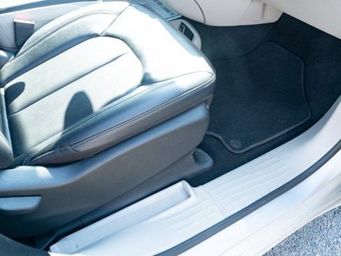 Certified 2024 Chrysler Pacifica Touring-L FWD image 43