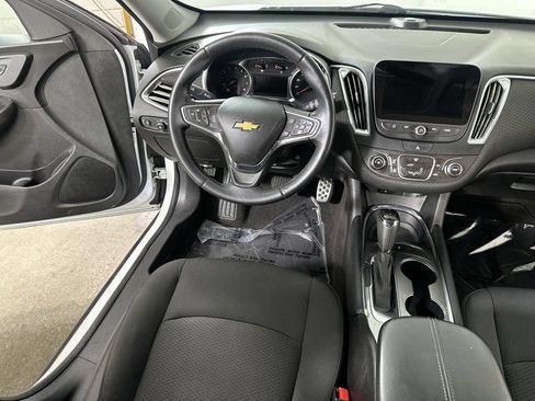 Used 2017 Chevrolet Malibu LT FWD image 17