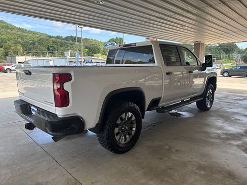 Used 2024 Chevrolet Silverado 2500 Custom w/ Z71 Off-Road Package AWD/4WD image 4