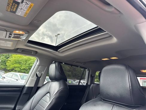 Used 2024 Toyota Highlander XLE AWD/4WD image 18