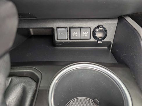 Used 2021 Toyota Highlander XLE AWD/4WD image 32